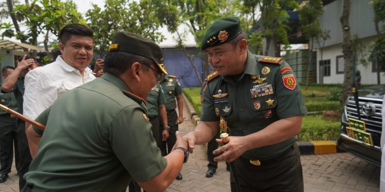 Danrem 064/MY Dampingi Kunjungan Pangkostrad Ke PT Arwana Citramulia Tbk