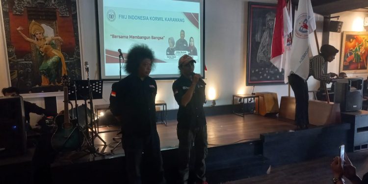 Plt Ketua FWJ Indonesia Provinsi Jabar Serahkan SK Resmi Korwil Karawang