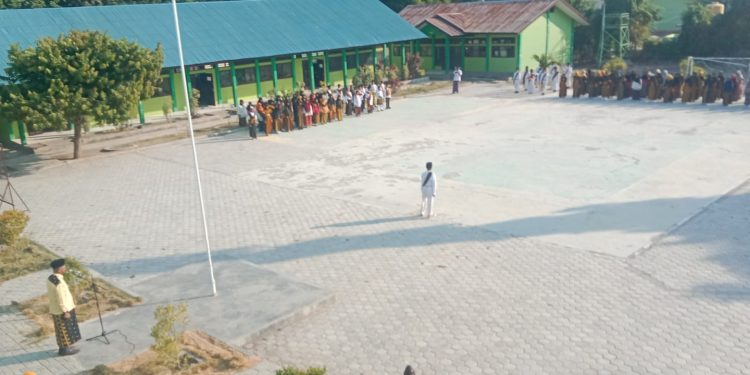 Kepala Sekolah MTsN Nagekeo Menggelar Apel Memperingati Hari Sumpah Pemuda